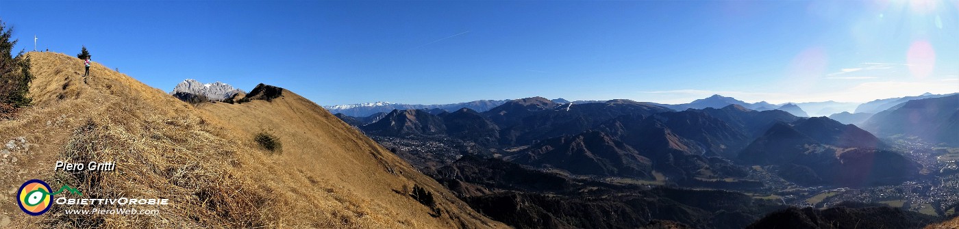 55 Panoramica in vista della croce di Cima Pare e verso la Presolana.jpg